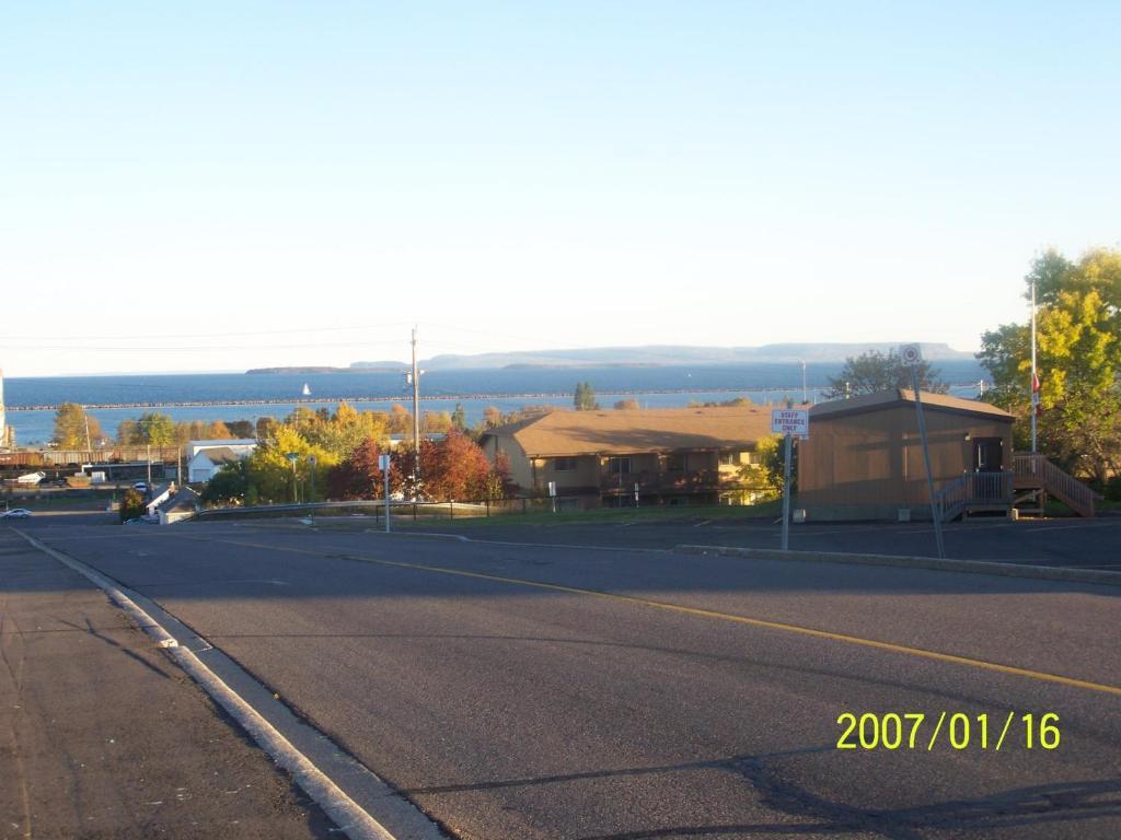 Old Country Motel Thunder Bay Exterior photo